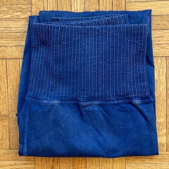 Free People Movement Good Karma Leggings in Dark Washed Navy Size M/L NWOT - Picture 6 of 8